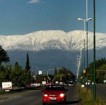 Con agua nieve y montañas blancas se vive la Semana de Mayo en Salta