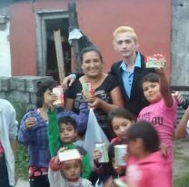 Un salteño solidario vende sándwiches a cambio de ropa, y la dona a un merendero