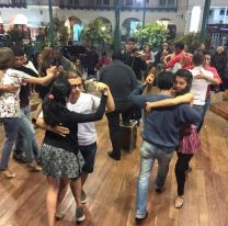 ¡No te quedes en casa! / Invitan a bailar milonga en la glorieta de plaza 9 de julio