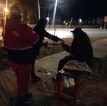 Bomberos salteños ayudaron toda la noche a personas en situación de calle
