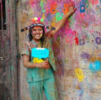 Los padres venden dulces para pagar sus estudios: ella se recibió de médica