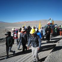 El milagro de los mineros: como todos los años, caminarán casi 300 kilometros por montañas