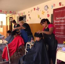 Libre y gratuito: nueva jornada de corte de cabellos y de higiene capilar en la Escuela Miguel Ortiz