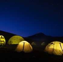 Turismo aventura en un campamento base en el Llullaillaco a 4300 msnm