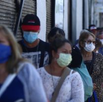 <p>(200330) &#8212; CHILLAN, 30 marzo, 2020 (Xinhua) &#8212; Personas portan mascarillas mientras hacen fila para entrar a un supermercado, en la ciudad de Chillán, en la región de Ñuble, Chile, el 30 de marzo de 2020. El gobierno chileno informó el lunes