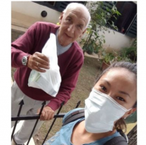 Jóvenes salteños hacen las compras para los que no pueden salir