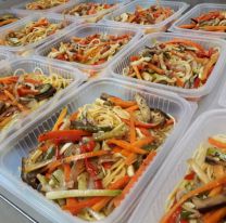 Iglesias reparten comida a los abuelos en sus casas