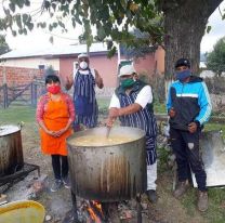 Salteños solidarios entregan un plato de comida a más de 400 personas en Quijano