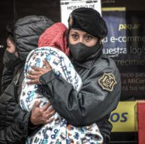Salteña fue al Correo y una policía cuidó a su bebé para que entre a cobrar el bono