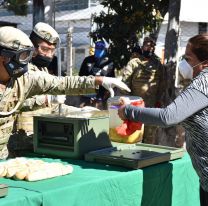El Ejército distribuyó locro en barrios salteños por el 25 de mayo