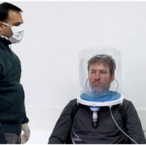 Emprendedores argentinos diseñaron un casco que puede evitar el uso del respirador