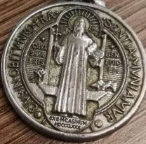 Mañana es el día de San Benito: conocé cuál es el significado de la medalla