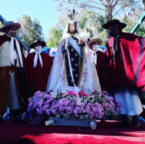 Seclantás: Con la gente en sus casas, sacaron en procesión a la Virgen del Carmen por el pueblo