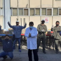 Ante el aumento de casos, vecinos fabricaron camillas y las donaron a un hospital