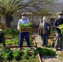 Vecinos de la zona este realizaron la 1º cosecha de la Huerta Comunitaria y la donaron a un comedor