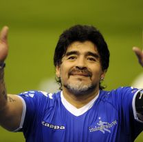 <p>BUENOS AIRES, ARGENTINA &#8211; OCTOBER 16:  Diego Maradona greets the fans during a soccer match between Argentina and Uruguay in tribute to Fernando Caceres, victim of an assault on October 16, 2010 in Buenos Aires, Argentina. Maradona  organized thi