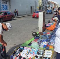 Los manteros podrán trabajar hasta la medianoche en las peatonales