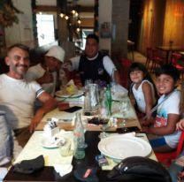 Estaban comiendo, aparecieron unos nenes a vender y les invitaron el almuerzo