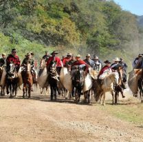 Los gauchos defienden el desfile a Güemes a caballo