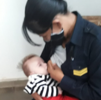 Policía salteña vio que un bebé lloraba de hambre y no dudó en amamantarlo