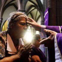<p>A Catholic faithful has her forehead marked during the celebration of Ash Wednesday in El Calvario parish in San Salvador, on February 14, 2018.<br />
Ash Wednesday marks the Christian period of Lent, prior to the Holy Week. / AFP PHOTO / MARVIN RECINO