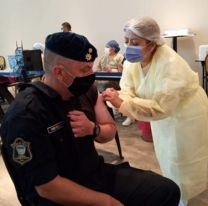 Vacunan a efectivos de las fuerzas de seguridad en el Centro de Convenciones