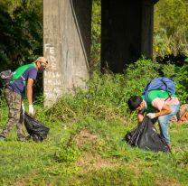 Se recolectaron 50 bolsas grandes de residuos en la jornada de Ecolimpieza del río Arenales
