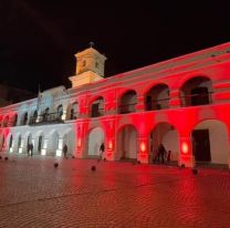 Se iluminó el Cabildo de Salta en el Bicentenario de la Independencia de Perú