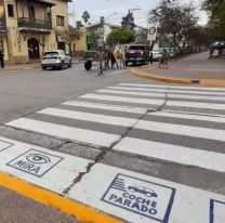 En Metán pintaron las sendas peatonales con pictogramas para personas con autismo