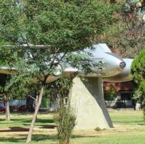 El secreto invaluable que guarda el avión del parque 20 de Febrero de Salta