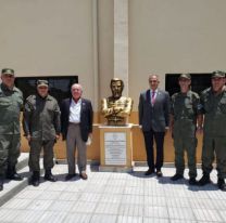 En un nuevo aniversario de la Batalla de Suipacha, Salta donó un busto de Güemes a Gendarmería Nacional