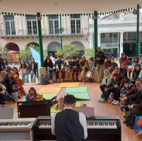 Jóvenes pianistas salteños brindaron un concierto en la plaza 9 de Julio