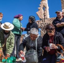 Cientos de turistas participaron de los convites a la Pachamama