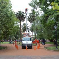 ¡Bien ahí! / Comenzó la decoración navideña en la plaza 9 de julio