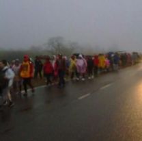 Miles de peregrinos de Metán y Tucumán caminan bajo la lluvia hacia la Catedral