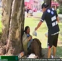 Peluqueros entregaron bolsones a personas en situación de calle