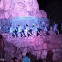 Caporales se subieron a bailar en el monumento a Güemes