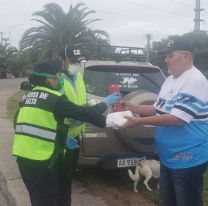 Excombatiente de Malvinas homenajeó a policías salteños con café y bollito caliente