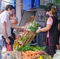 Jovenes se ofrecen hacer compras a vecinos que lo necesiten