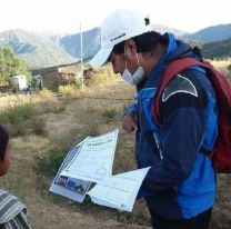 En la Puna, maestros llevan material a sus alumnos casa por casa