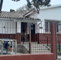 Vecinos pintan la escuela con los colores del poncho salteño