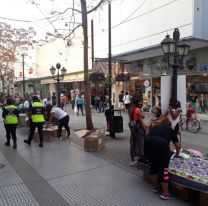 Que los comerciantes tomen a un mantero por local: la propuesta de los manteros