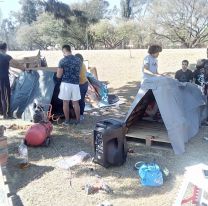 Son jóvenes salteños y hace ocho años hacen casitas para los perros de la calle