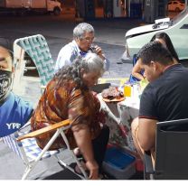 Salteño tenía que trabajar durante Nochebuena y armaron la mesa en medio de la estación de servicio