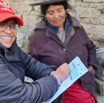 Censo en las nubes: la maestra que encuesta en un paraje de Salta entre cerros y precipicios