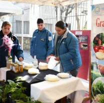 Exposición y venta  de productos en el marco del "Día del Agente Penitenciario"