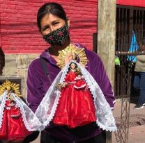 Cientos de fieles a la Virgen de Urkupiña reafirmaron su fe y hasta rogaron por dólares y pesos pegados en los autos para la "abundancia"