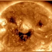 La NASA fotografió al sol "sonriendo" y se lo ve adorable