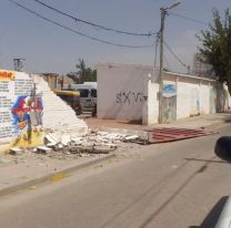  El viento volteó un paredón del predio de la Serenata