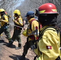 Continua el trabajo de los bomberos, policias y rescatistas en el Cerro 20 de Febrero